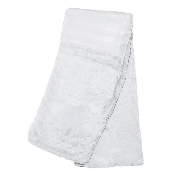 UnHide Lil' Marshmallow Silver Faux Fur Blanket - Picture 5 of 11